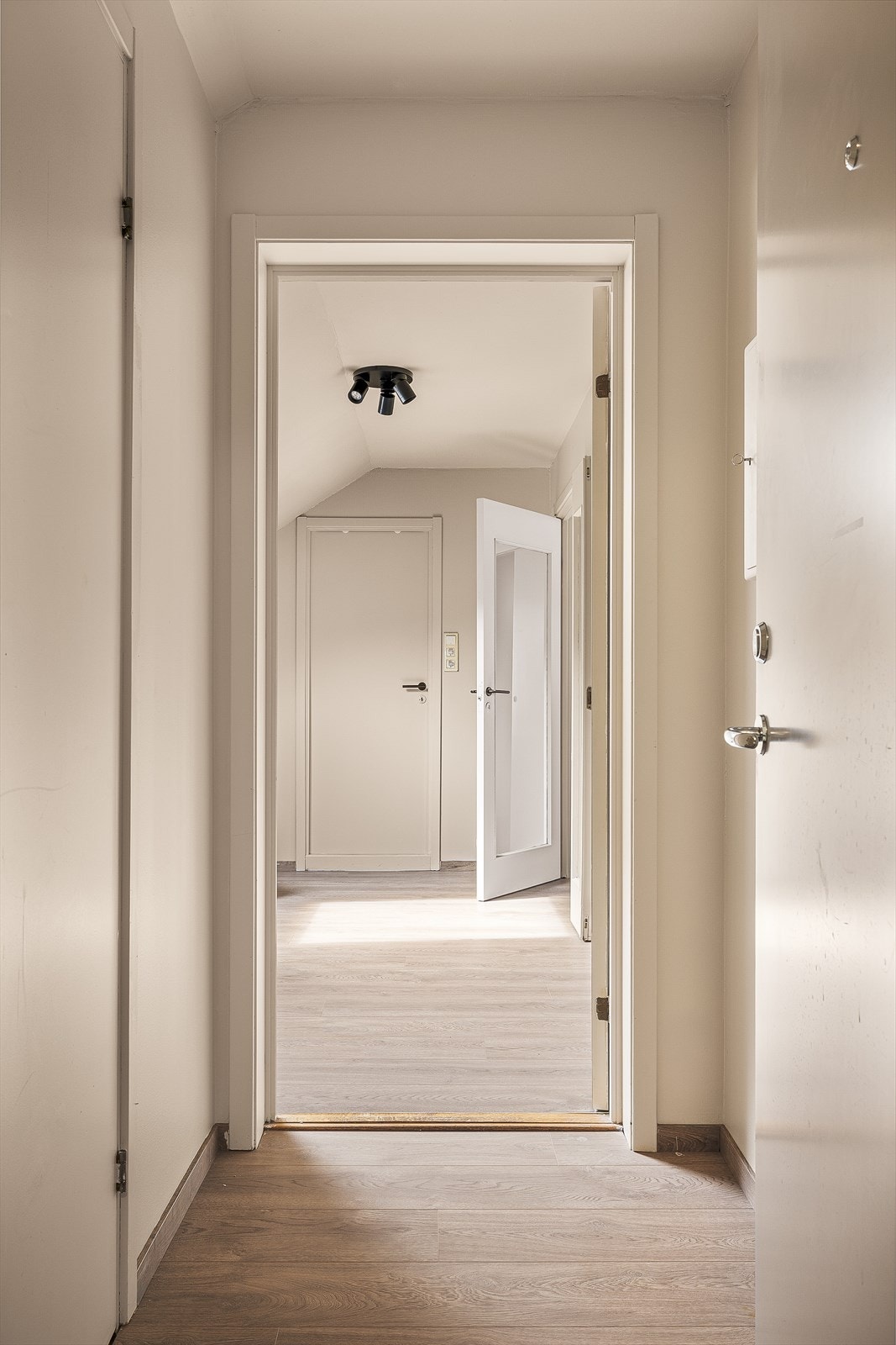 Det første som møter oss i det man åpner inngangsdøren er en flott og lys entré. Første dør til venstre er en praktisk og romslig bod, hvor man kan oppbevare det en måtte trenge i hverdagen. Galleribilde