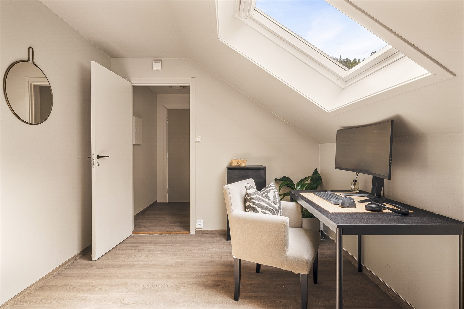 Rett inn fra entréen finner man et praktisk gangarealet, som i dag er innredet som kontor. Galleribilde