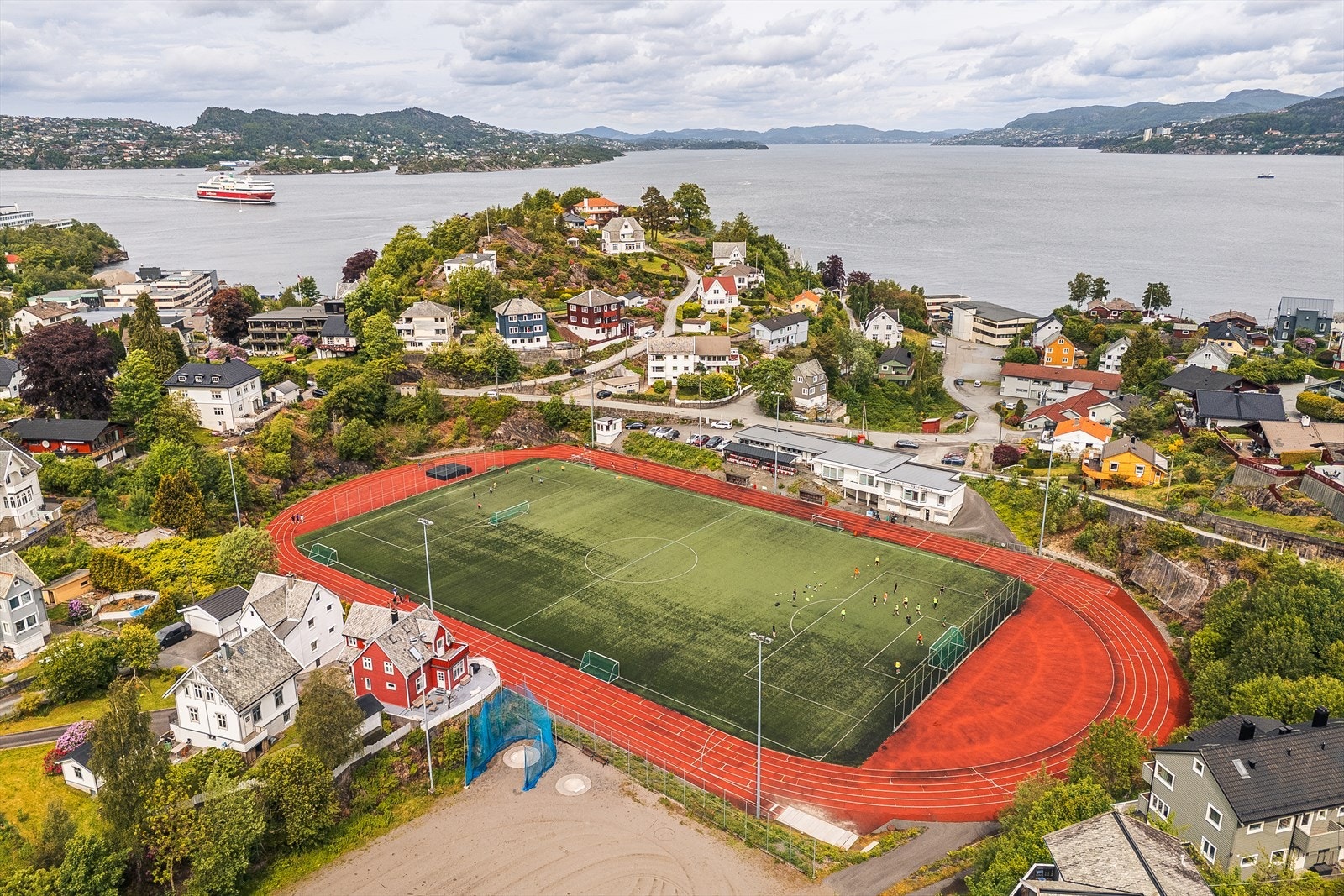 For fritidsaktiviteter har man Nygårdsmyren og Lyngbø idrettspark i nærheten, i tillegg til en rekke treningssentre med mer. Galleribilde