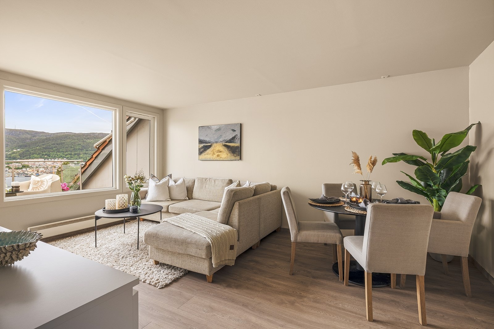 Stuen måler hele 20,2m² og gir deg god plass til å innrede med både sitte- og spisegruppe. Galleribilde