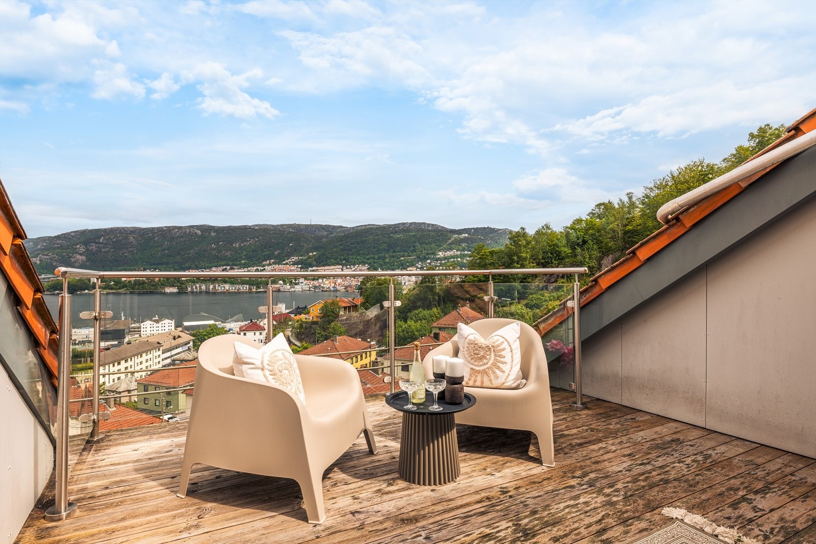 En innholdsrik og usjenert toppetasjes leilighet på flotte Laksevåg, med en av byens flotteste utsikter. Galleribilde