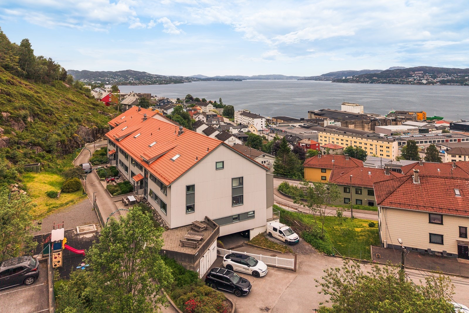 Boligen har nærhet til både skog og hav, og man har alt i umiddelbar nærhet. Galleribilde