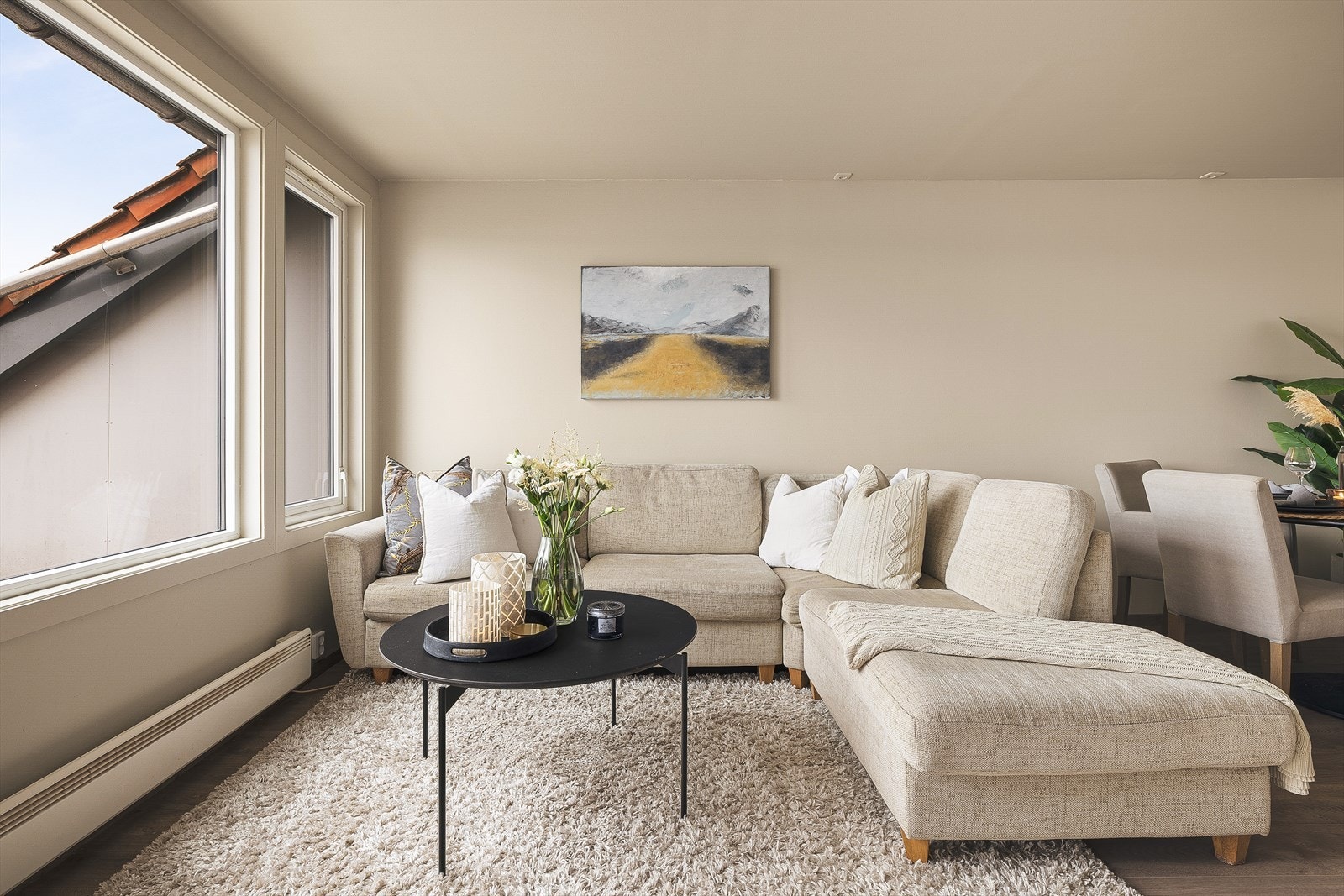 Her har man fasiliteter som stor og romslig stue, innvendig bod med god lagringsplass og en av byens flotteste utsikter. Galleribilde
