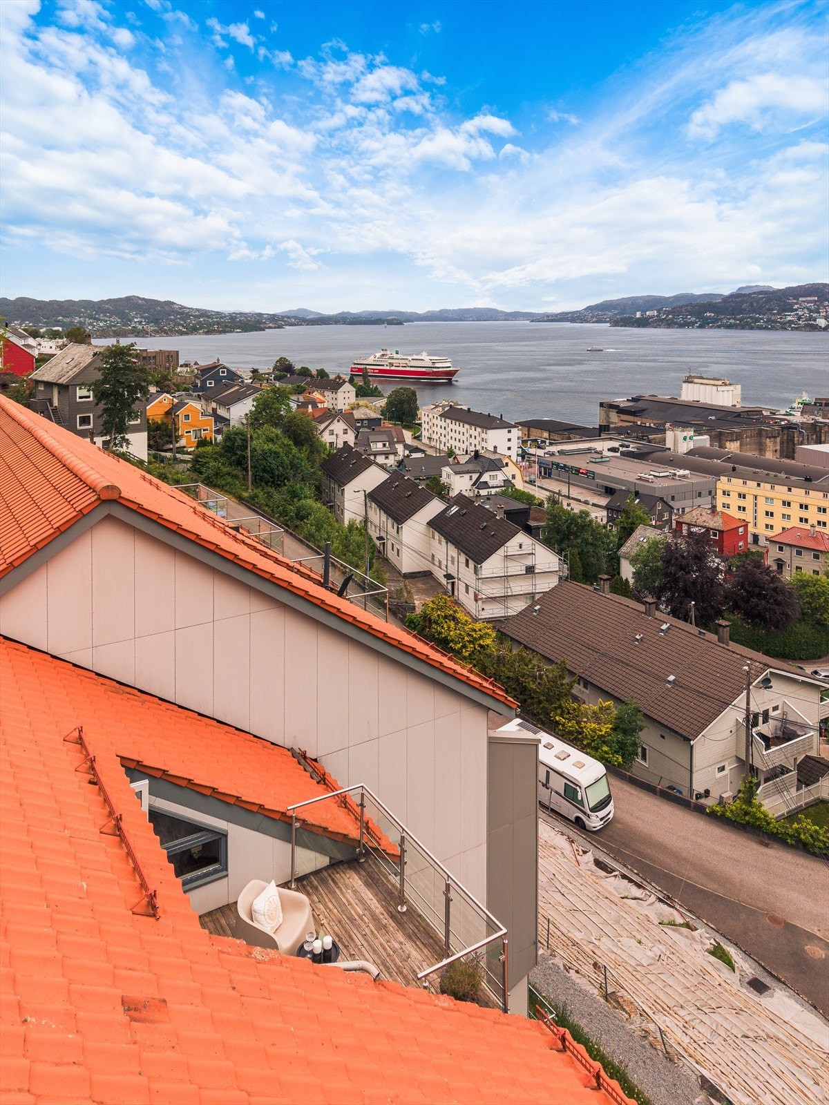 Balkongen ligger skjermet til, man har ikke innsyn fra noen rundt seg. Galleribilde