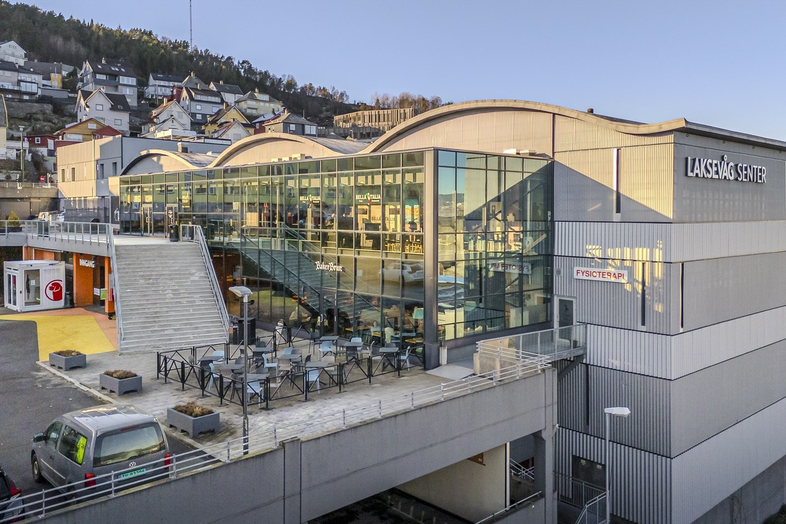 Bare noen minutters gange fra boligen finner man Laksevåg senter, som har et bredt utvalg av dagligvare og servicetilbud. Med flere butikker, kaféer og bussholdeplass dekker man alle behov i en ellers travel hverdag. Galleribilde