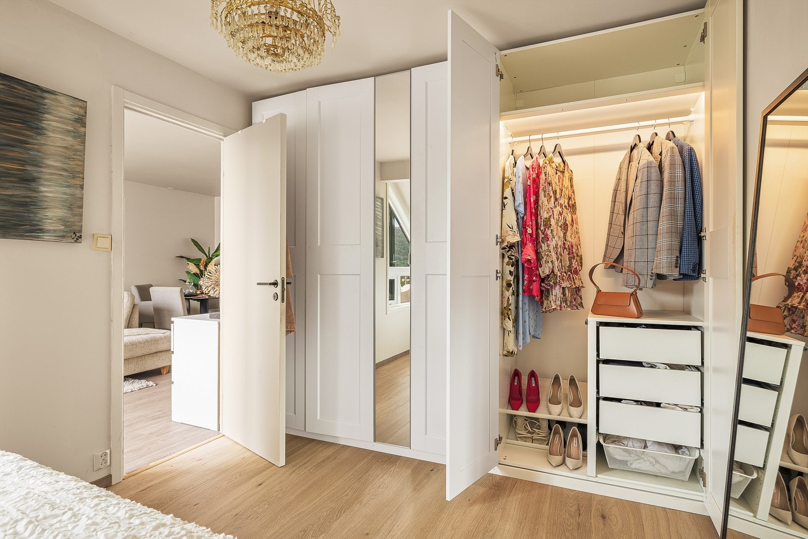 Soverommet kommer utstyrt med integrert garderobe som gir deg rikelig med plass til å henge fra seg det en måtte ha av tøy. Galleribilde
