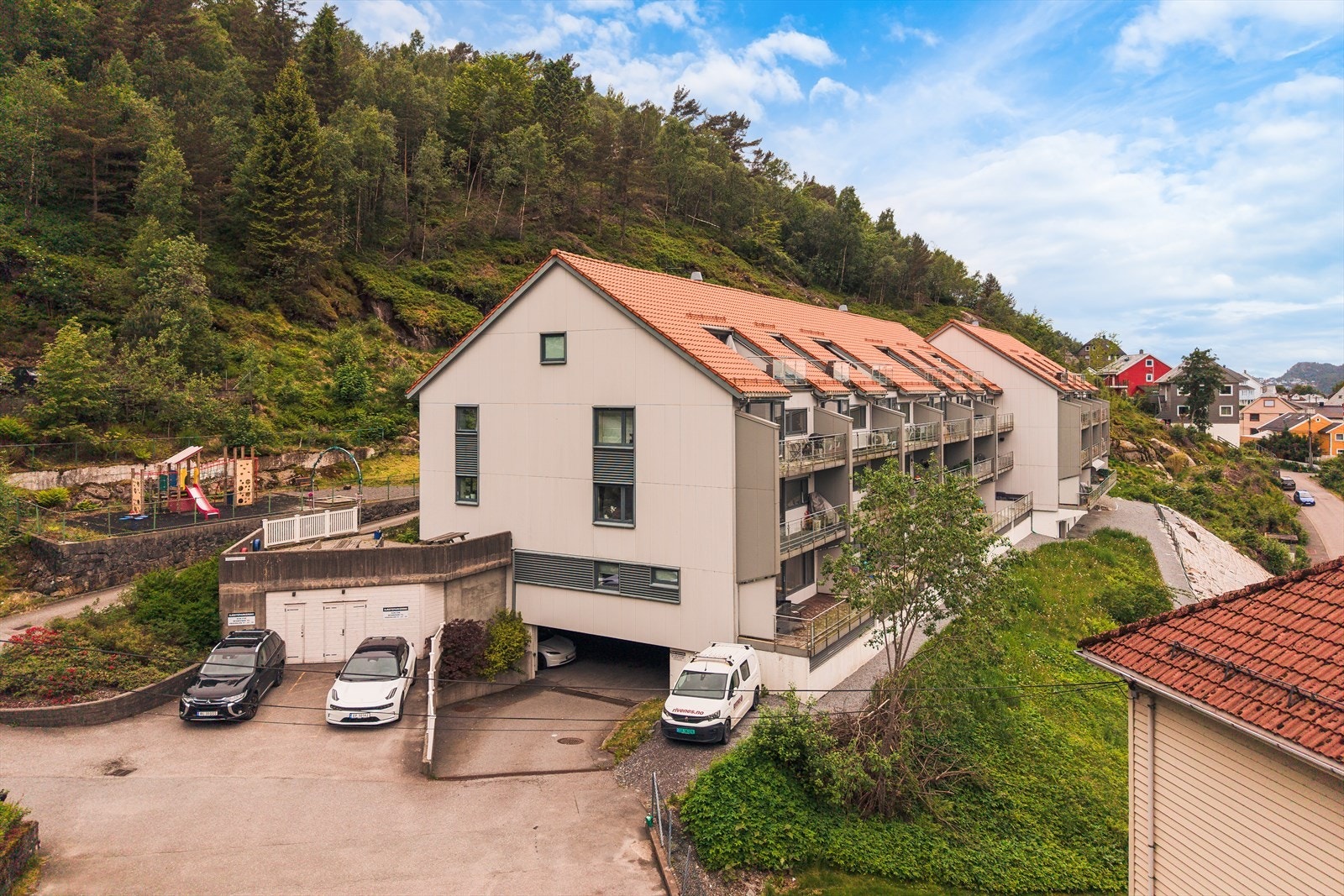 I borettslaget har man mulighet til å leie garasjeplass i garasjeanlegg, dersom det er ledig. Om ikke er det soneparkering i området rundt. Galleribilde
