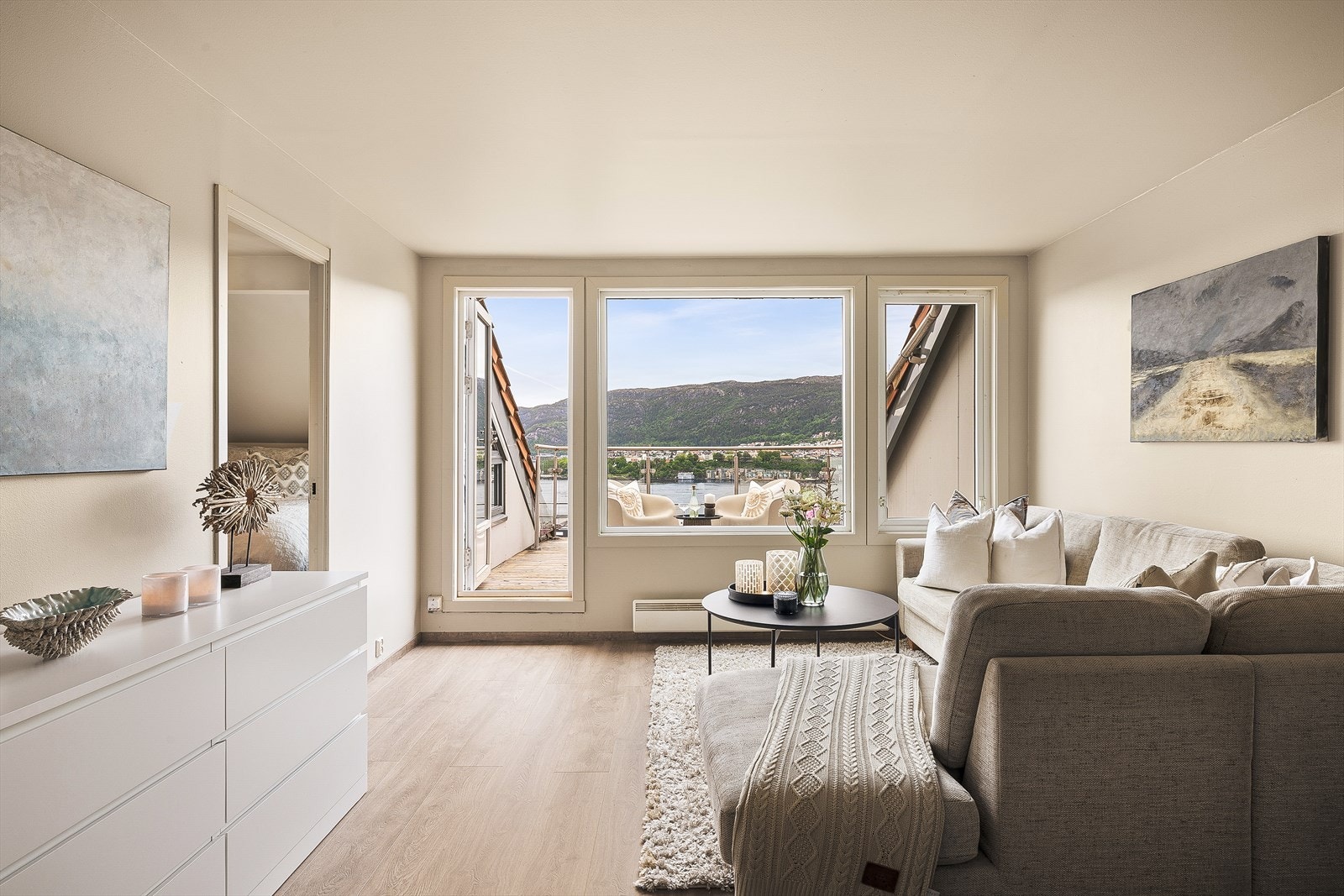 Fra stuen er det direkte tilkomst til boligens private takterrasse. Galleribilde