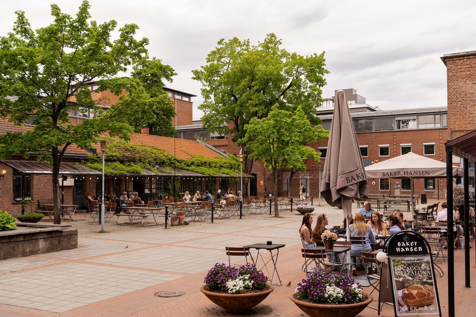 Like i nærheten ligger Fyrstikktorget, et populært nærområde med dagligvarebutikk, treningssenter, serveringssteder og et bredt utvalg av servicetilbud. Galleribilde