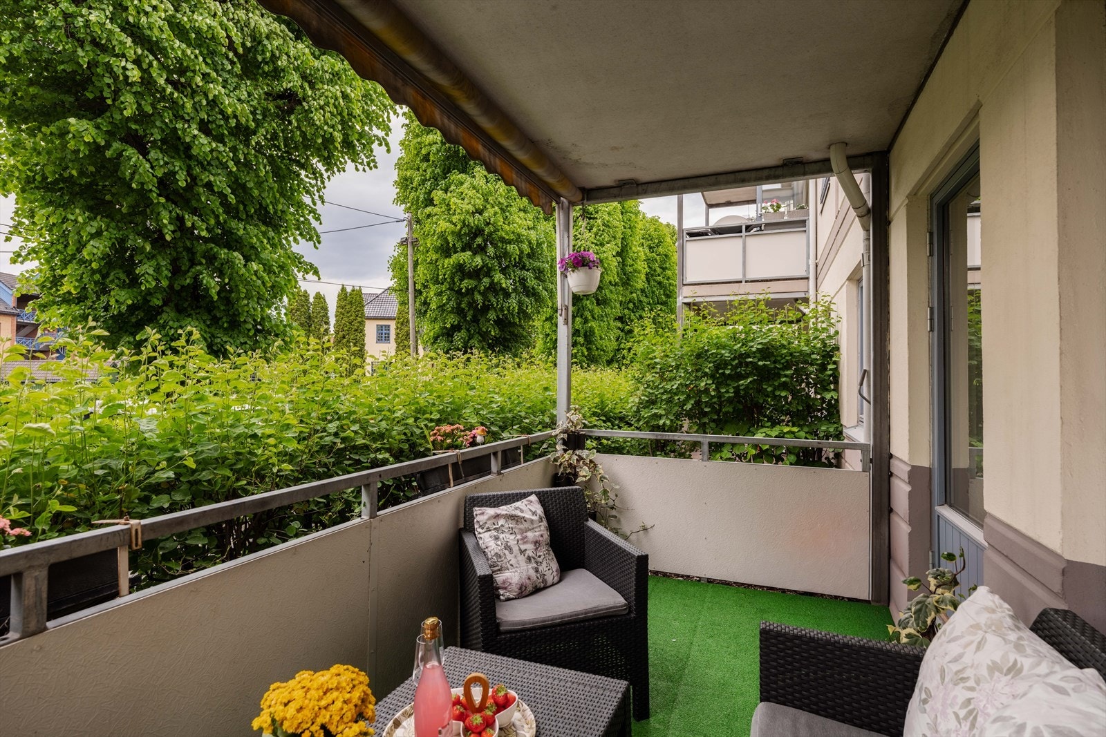 Den overbygde balkongen gjør det mulig å nyte uteplassen også når været ikke er på sitt beste i sommermånedene. Galleribilde