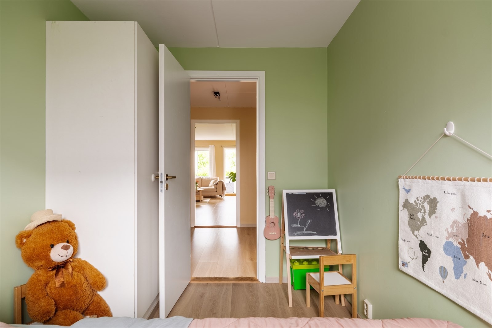 Rommet egner seg godt som gjesterom, hjemmekontor eller barnerom, og har også plass til garderobeskap eller annet ønsket møblement. Galleribilde