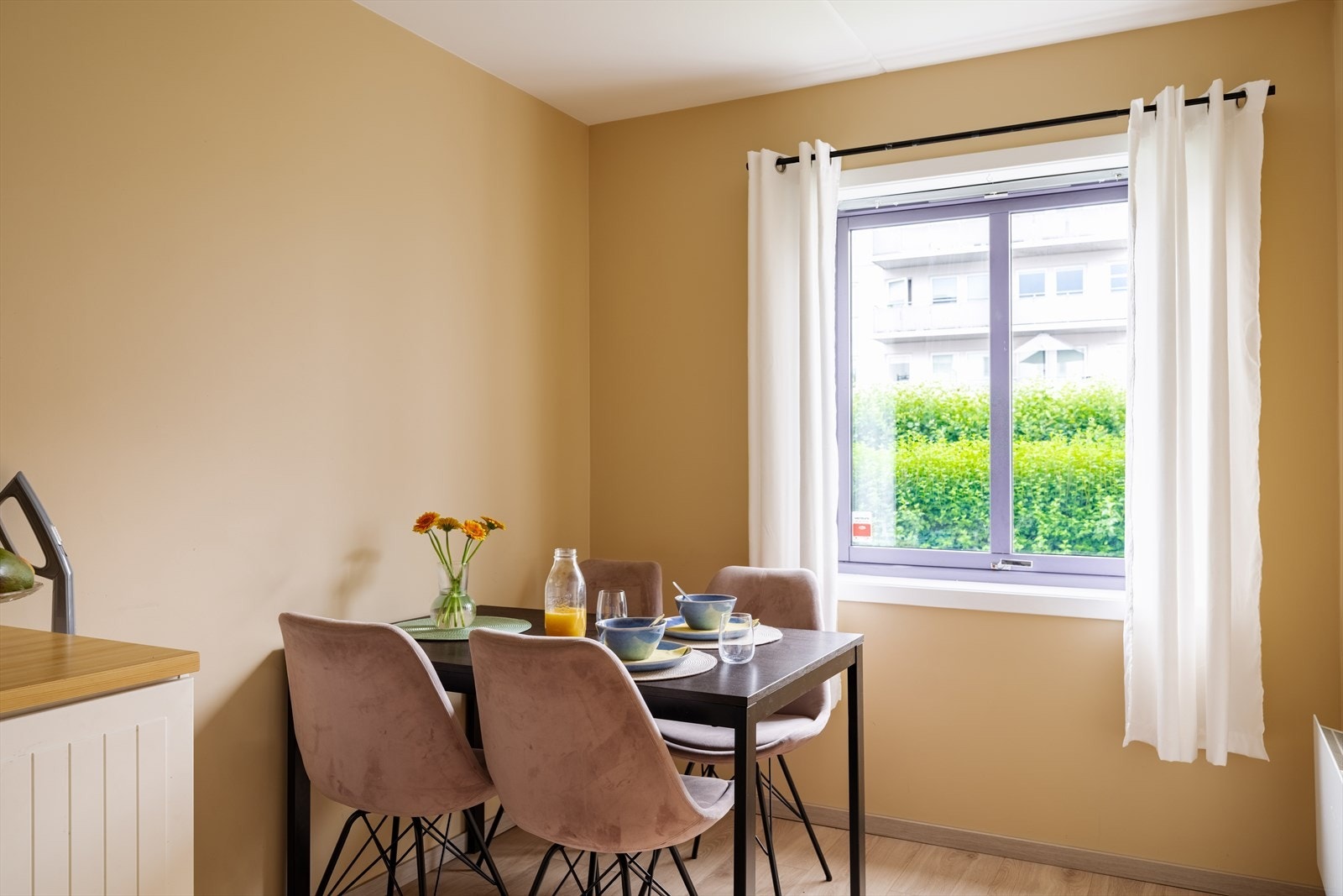 Ved vinduet er det plass til et hyggelig frokostbord, et perfekt sted for morgenkaffen. Galleribilde