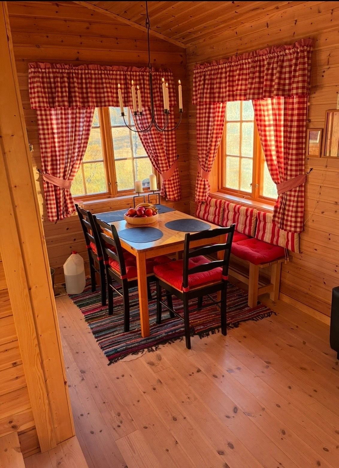 Spisebord kjøkken Galleribilde
