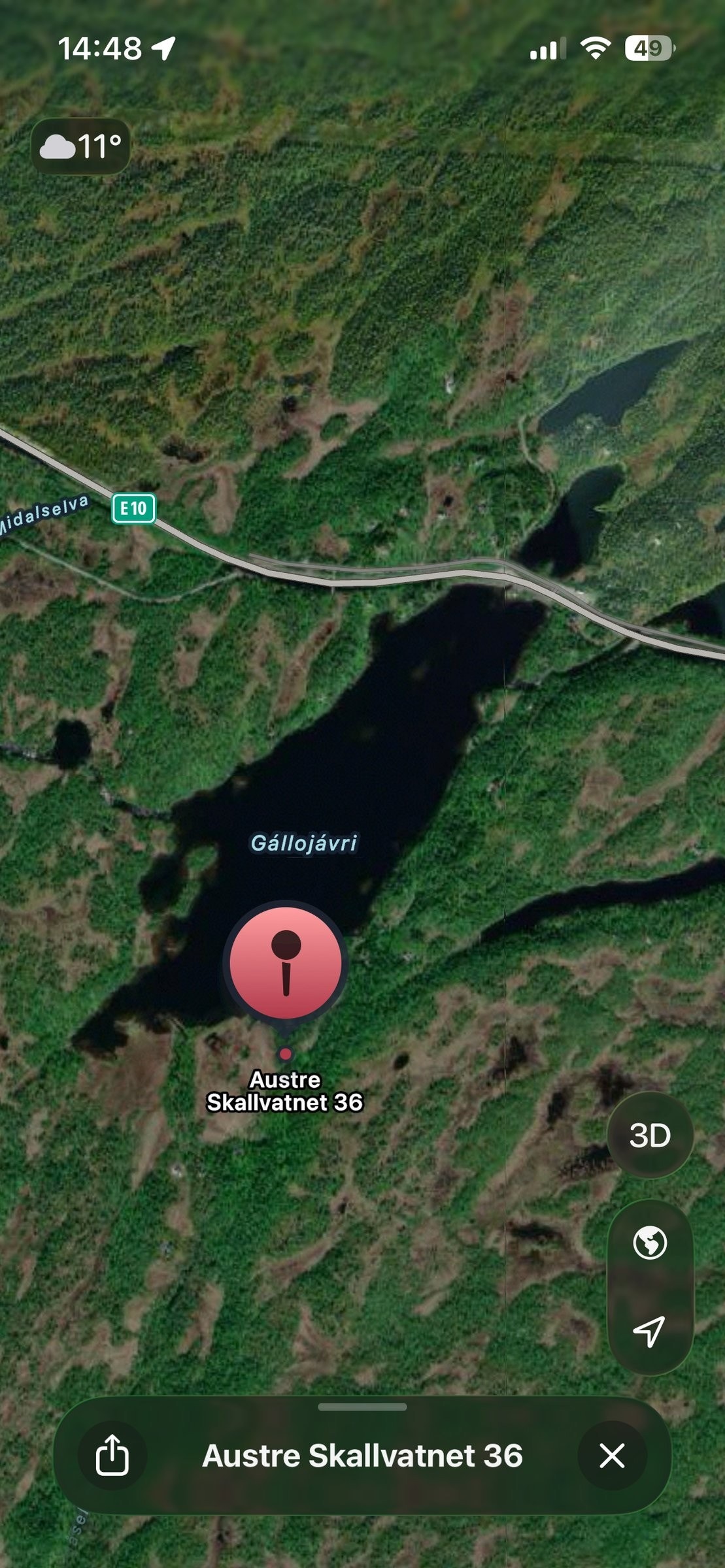 Hytta ligger i sørenden av Skallvatnet Galleribilde