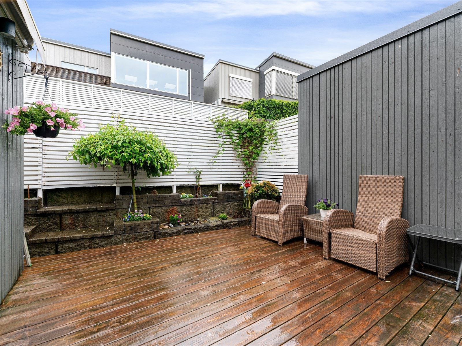 På baksiden av boligen ligger en herlig, skjermet terrasse med tredekke. Galleribilde