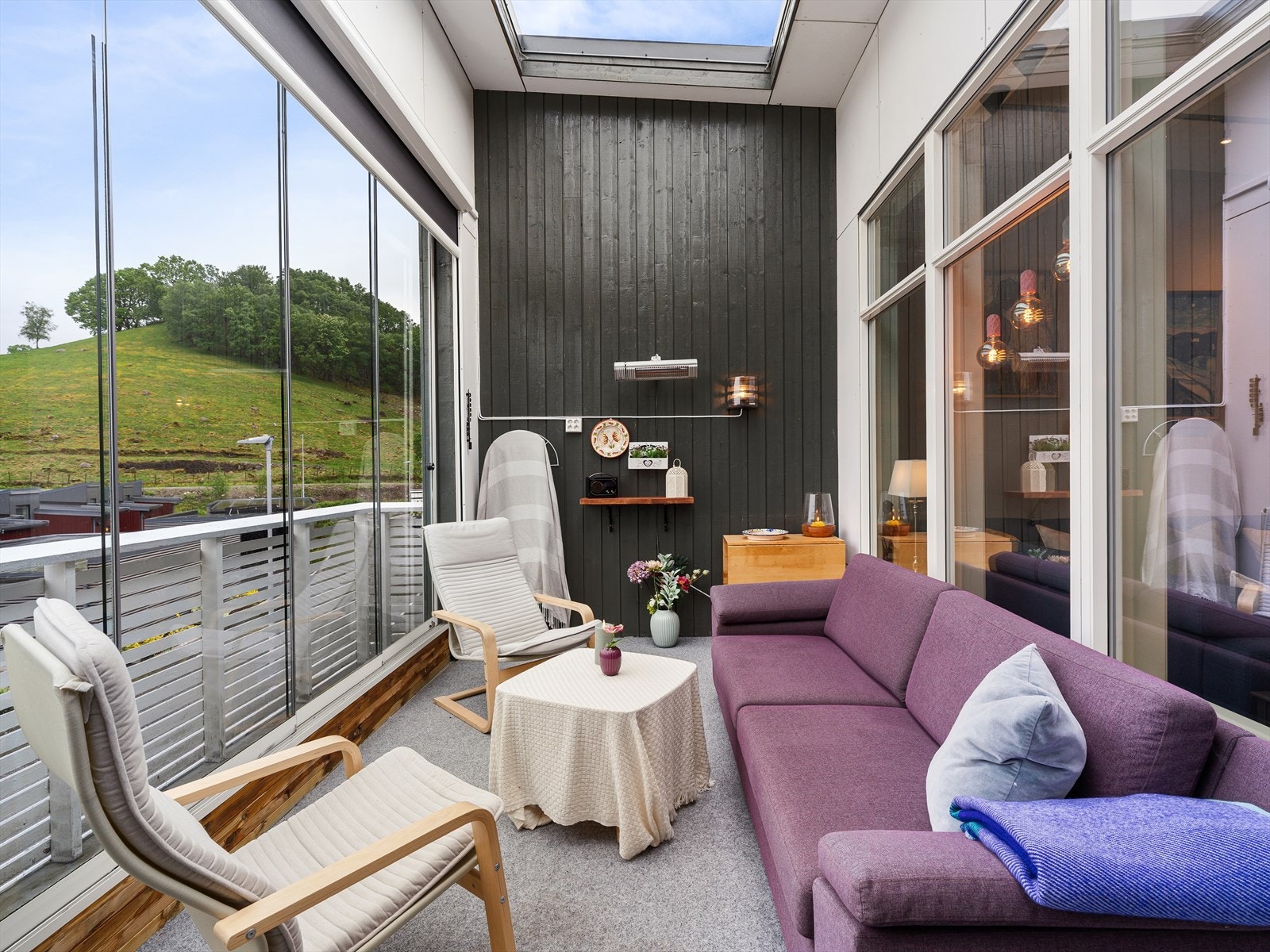 Et lunt og allsidig uterom med plass til både sofagruppe og lesekrok. Galleribilde
