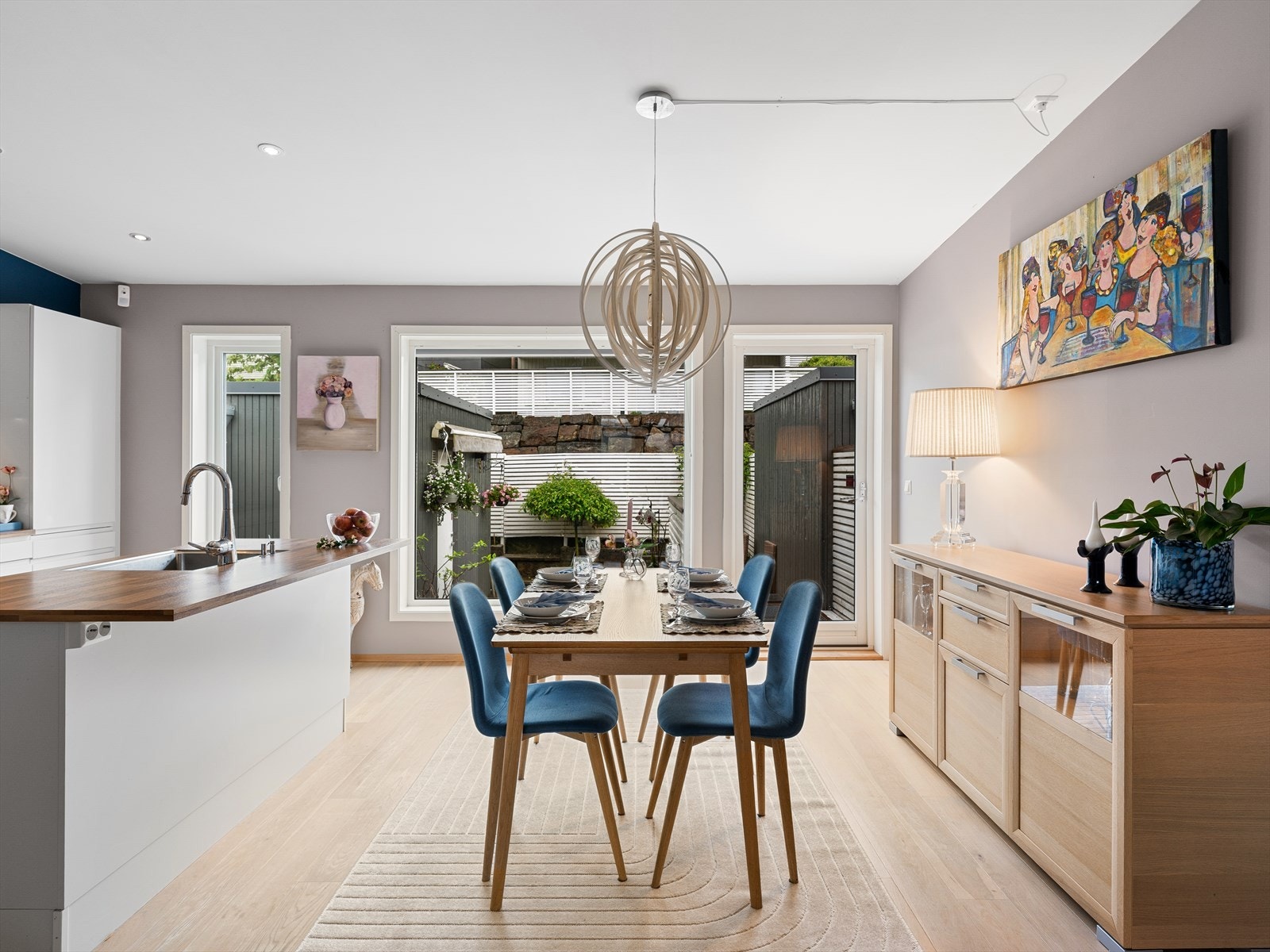 Fra spisestuen er det utgang til en skjermet terrasse på baksiden av huset. Galleribilde