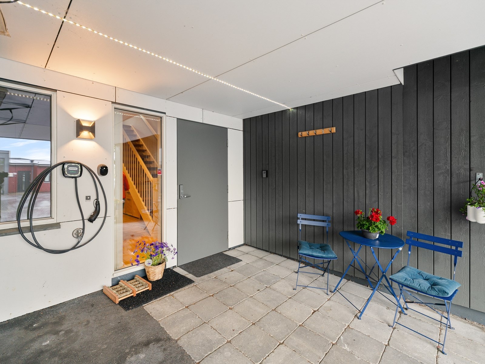 Fra carporten er det direkte inngang til boligens underetasje. Galleribilde