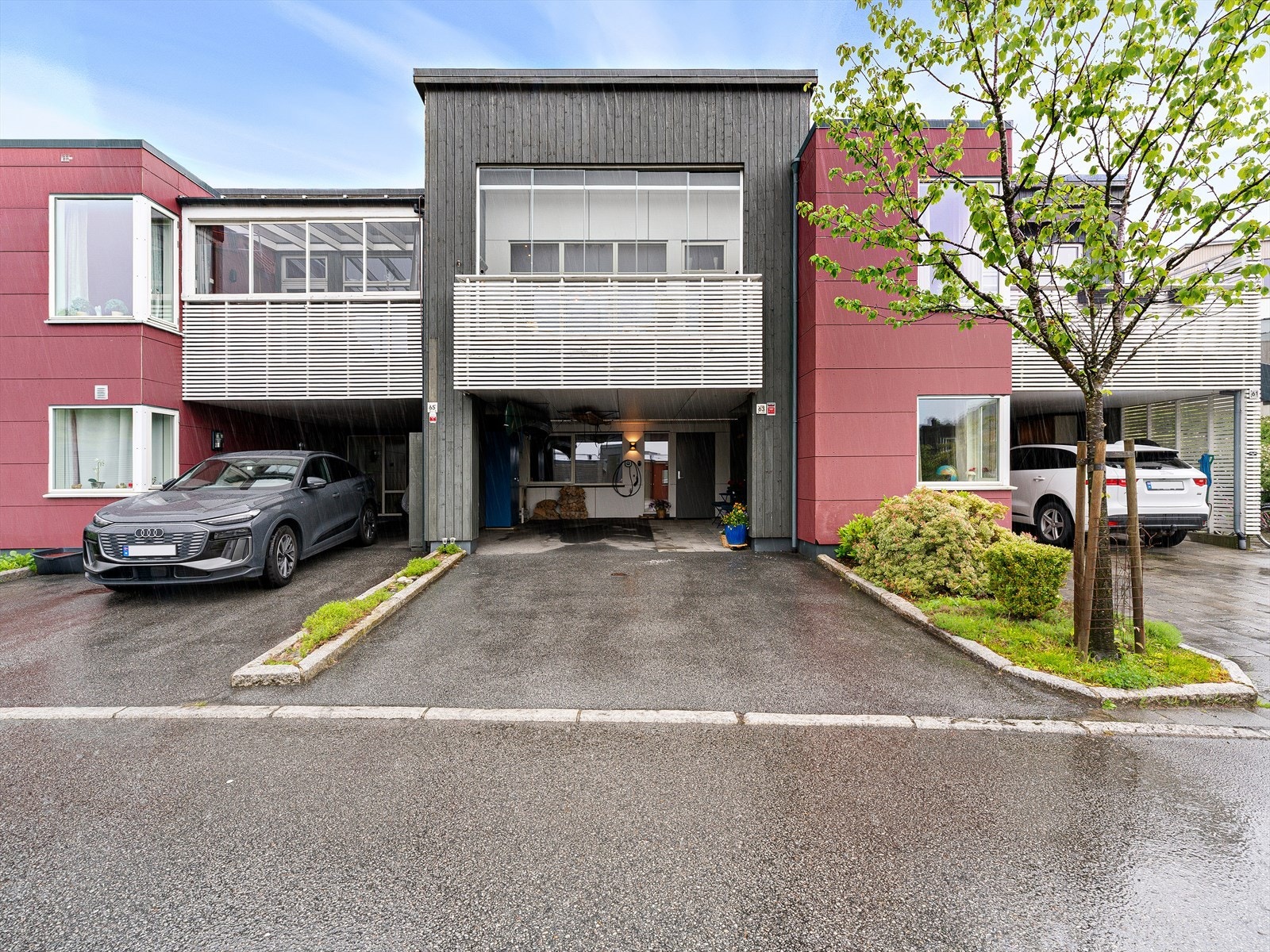 Praktisk rekkehus fra 2013 med parkering i carport og installert elbillader. Galleribilde