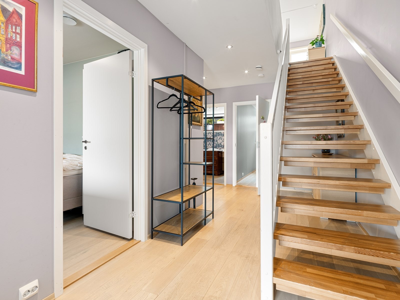 Underetasjen inneholder entré, tre soverom og bad. Trappen med lakkerte trinn leder opp til hovedplanet. Galleribilde