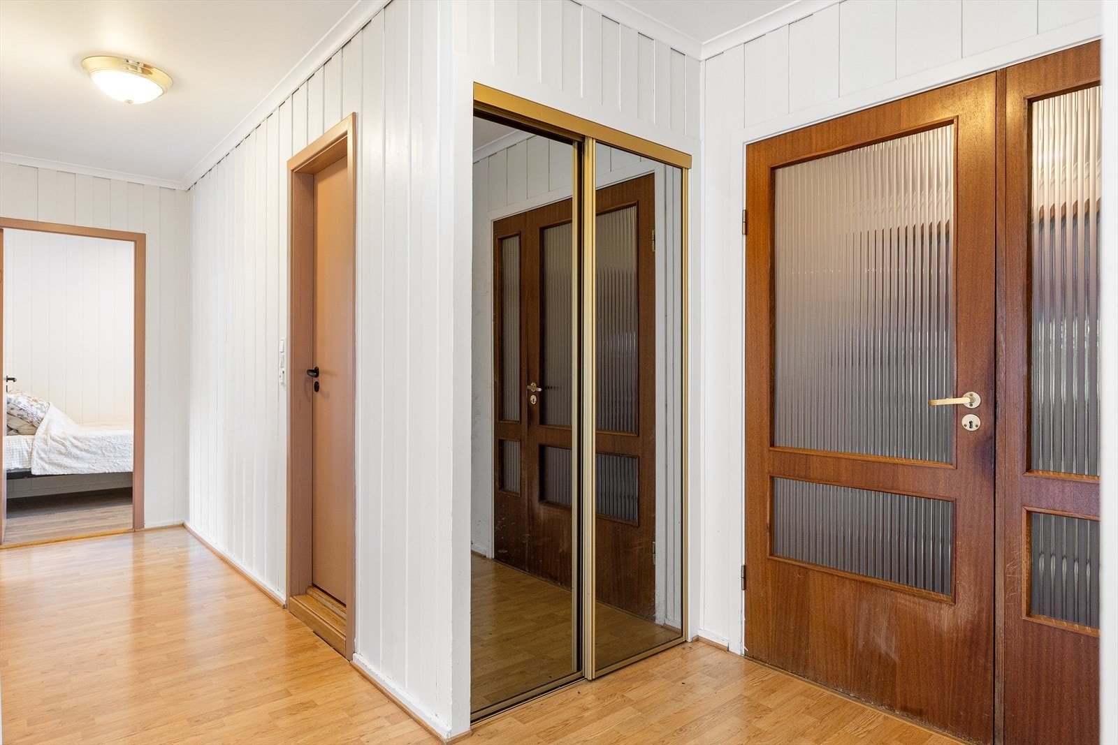 I entreen er det en praktisk skyvedørsgarderobe som gir ekstra oppbevaringsplass. Galleribilde