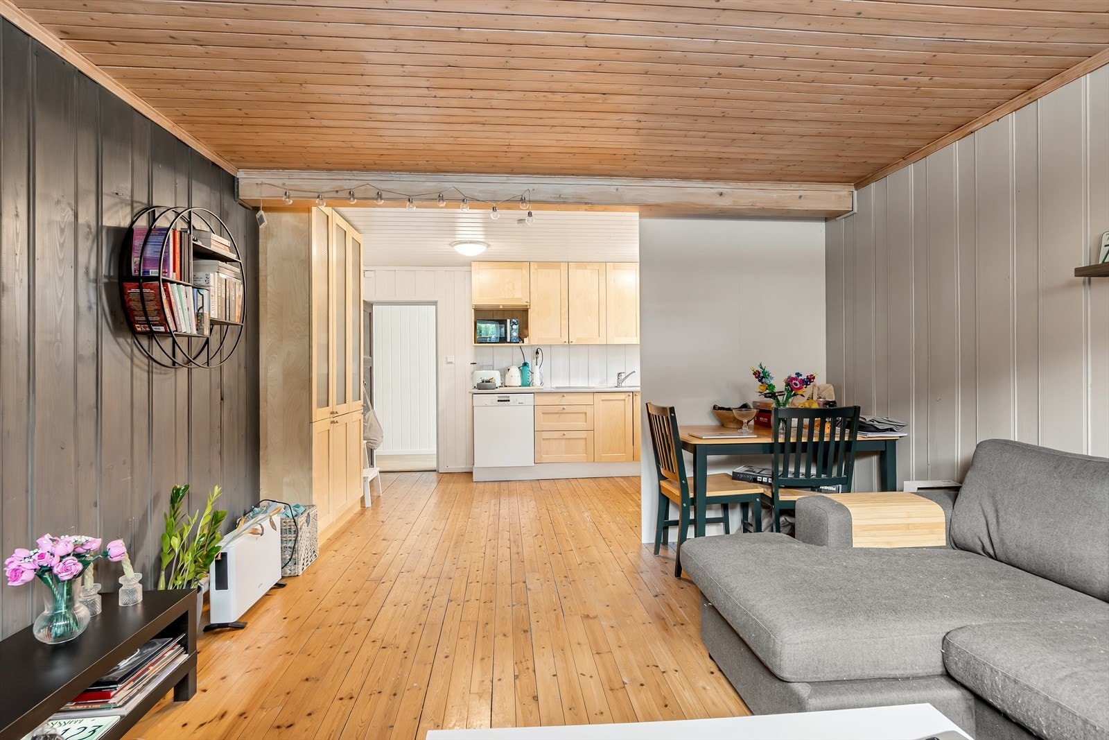 Stuen har plass til sofa og tv-møblement, det er også peis her. Galleribilde