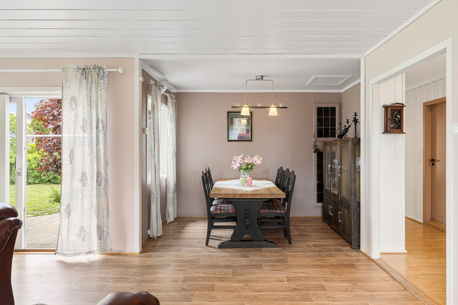 Der spiseplassen er i dag var det opprinnelig et 3. soverom, dette kan enkelt tilbakeføres ved å sette opp en lettvegg dersom man har behov for flere soverom. Galleribilde