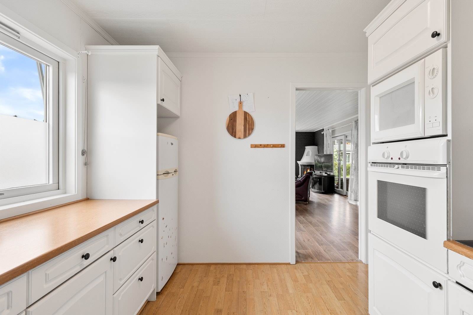 Hvitevarene består av integrert komfyr, platetopp og mikrobølgeovn, samt. frittstående kjøl/frys og oppvaskmaskin. Galleribilde
