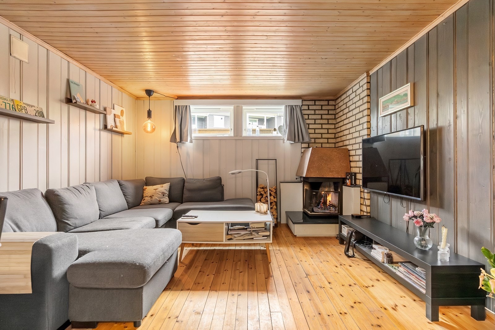 Hybelen består av stue/kjøkken, bad, soverom (hobbyrom), entré og to boder. Galleribilde
