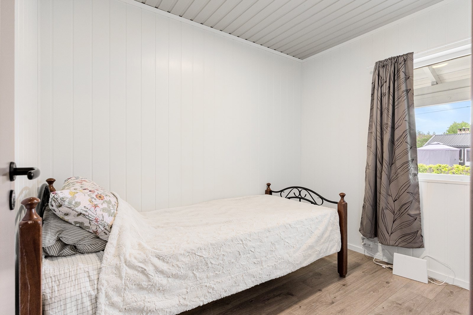 Soverom 2 har også plass til seng og garderobeløsning. Galleribilde