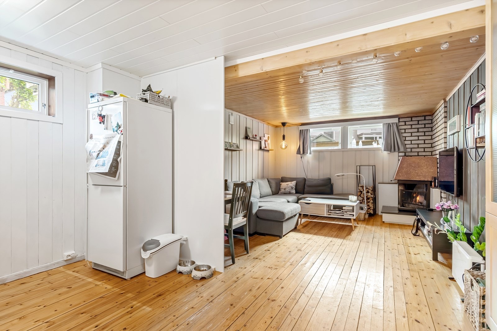 Hybelen består av stue/kjøkken, bad, soverom (hobbyrom), entré og to boder. Galleribilde