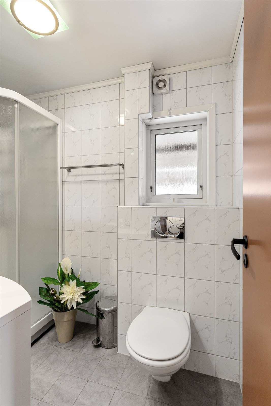 Det er varmekabler i gulv og mekanisk ventilasjon. Galleribilde