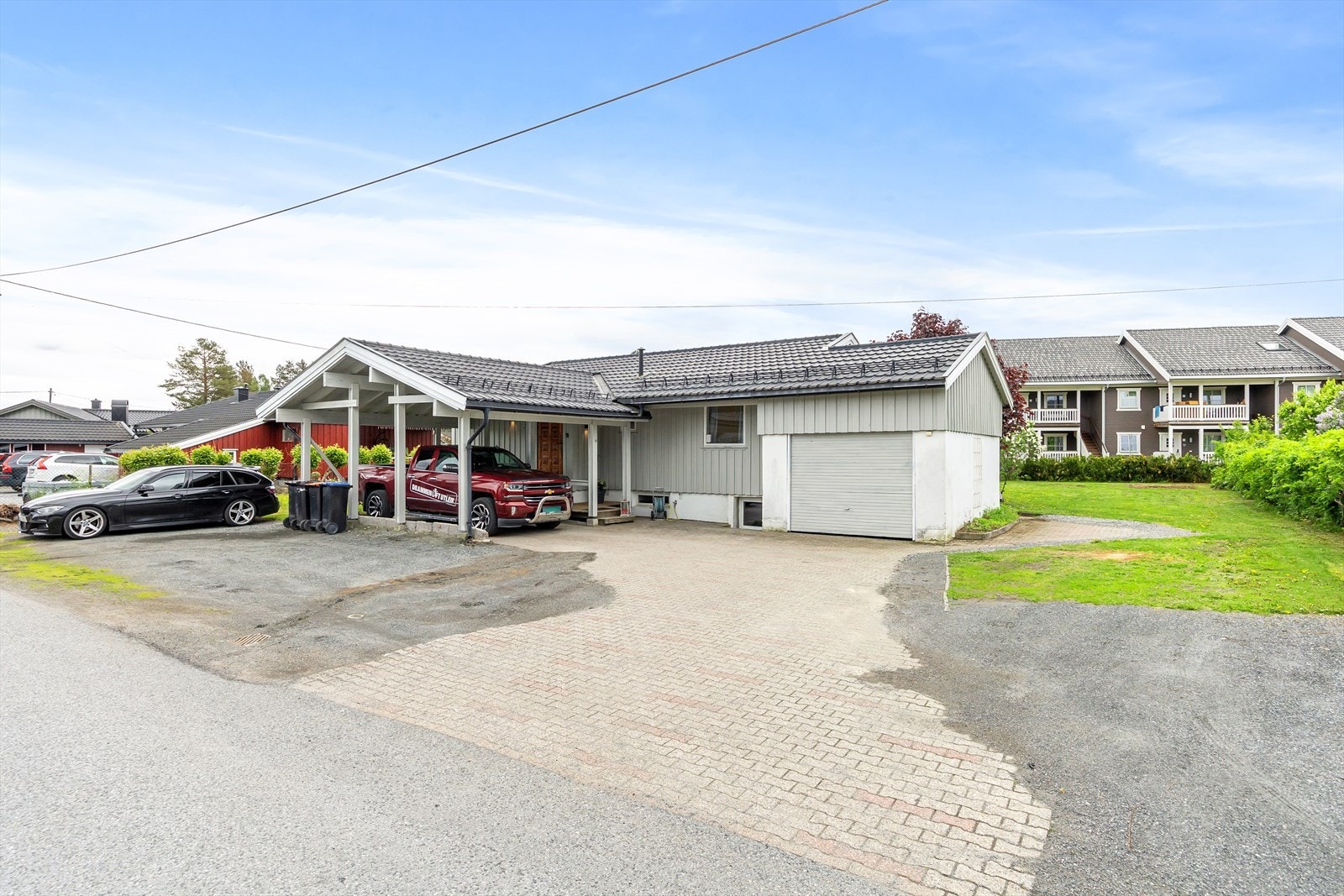 Boligen har integrert garasje, samt. carport. Galleribilde