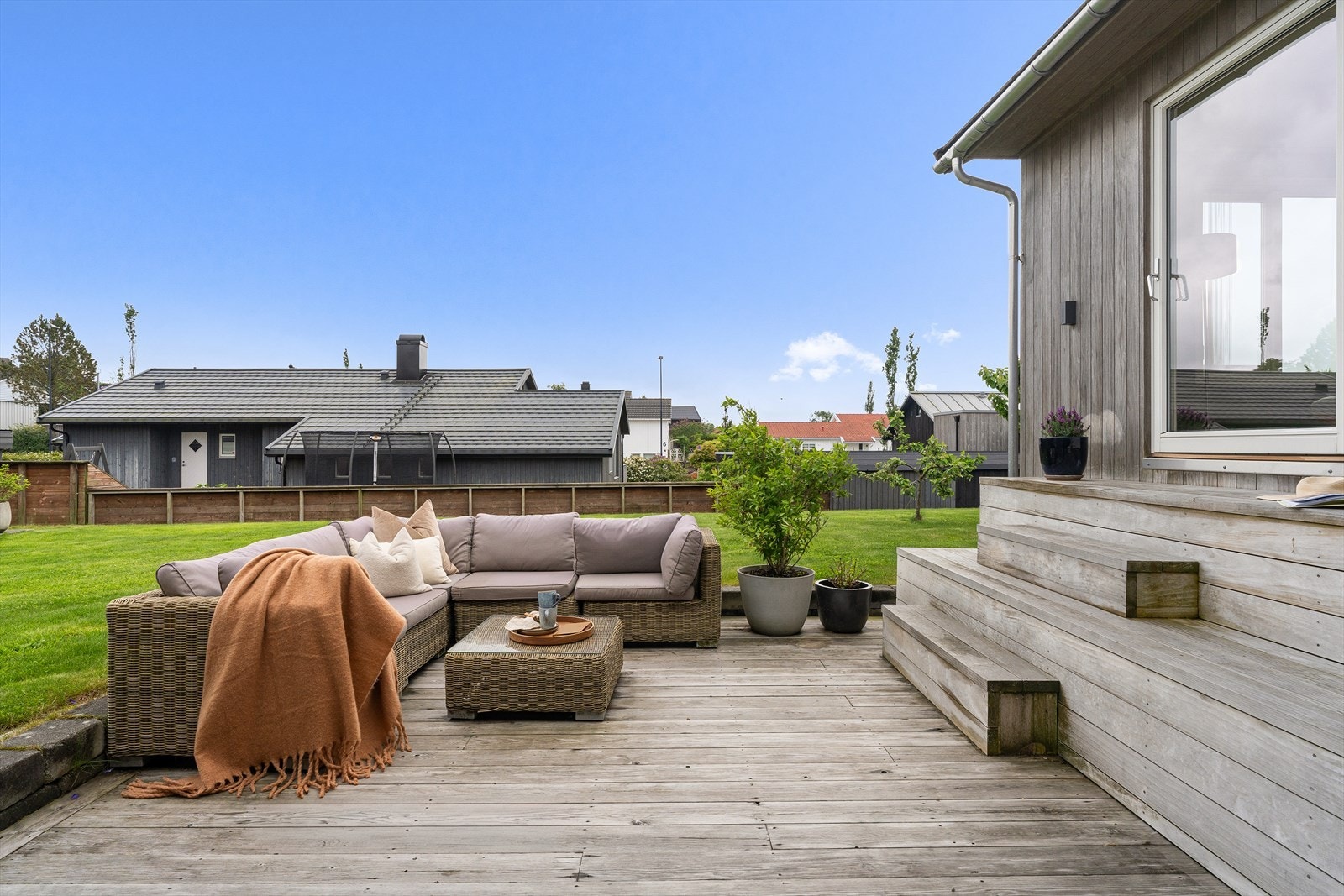 Terrasse ut fra stue med god plass til en romslig sittegruppe. Terrasse og trapp i accoya. Galleribilde