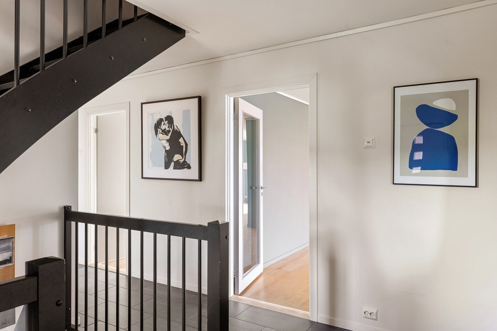 Fra gangen er det adkomst til soverommene og bad i 1. etasje, samt stue og kjøkken Galleribilde