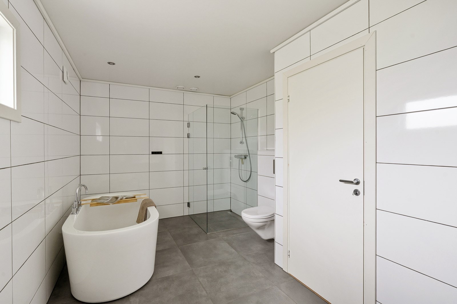 Badet i første etasje har både badekar og dusjhjørne med foldbare glassdører. Galleribilde