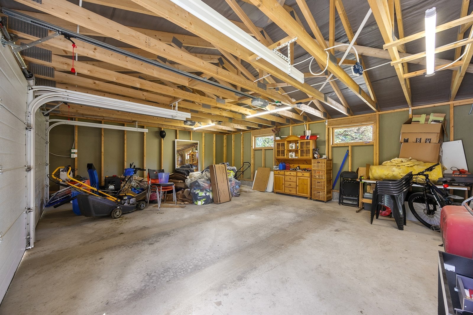 Den doble garasjen på 48 m² er fra 2022. Mellom boligen og garasjen er det overbygd carport, dette er ikke meldt eller godkjent av kommunen. Galleribilde