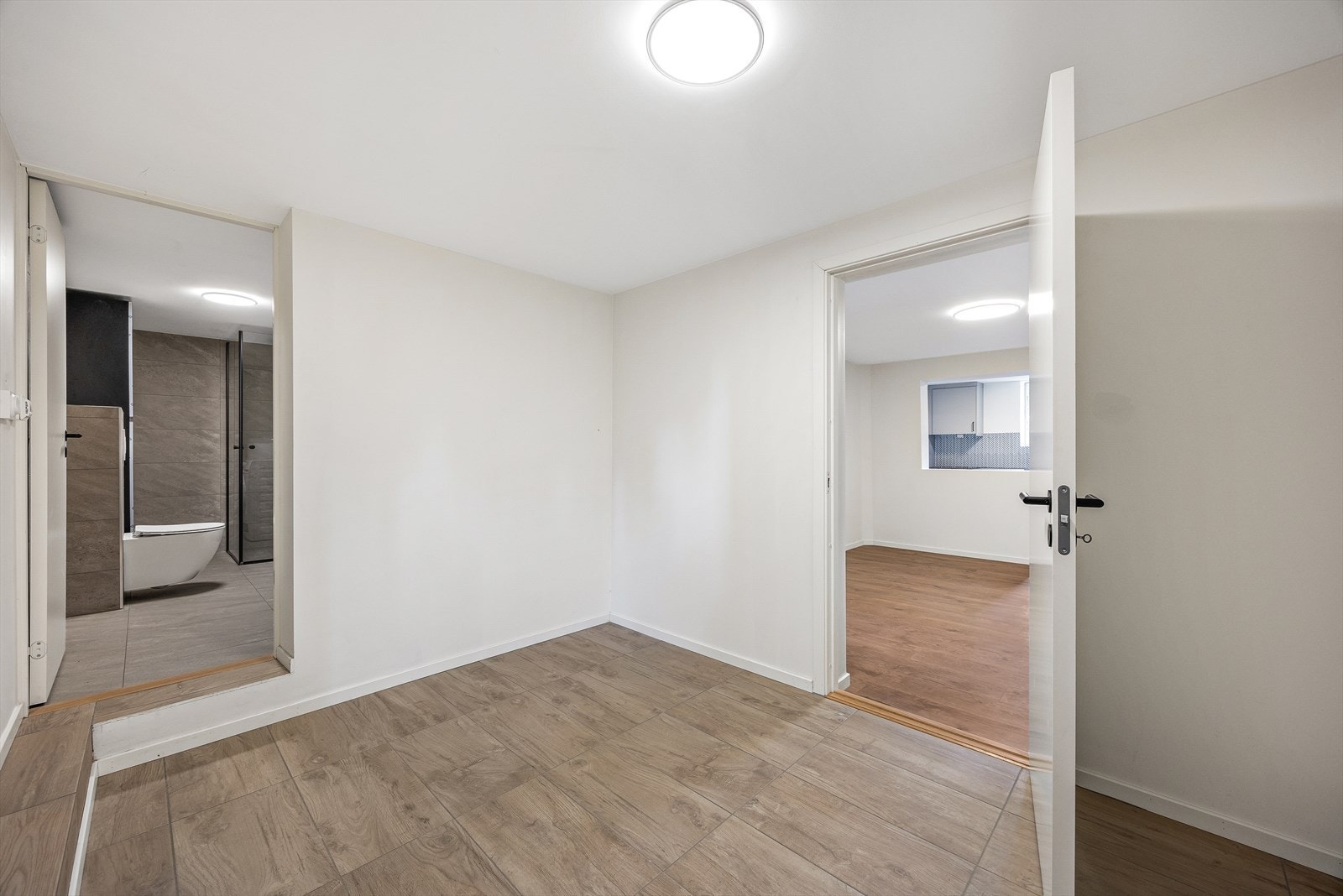 Fra gangen er det adkomst til bad og rom. Galleribilde