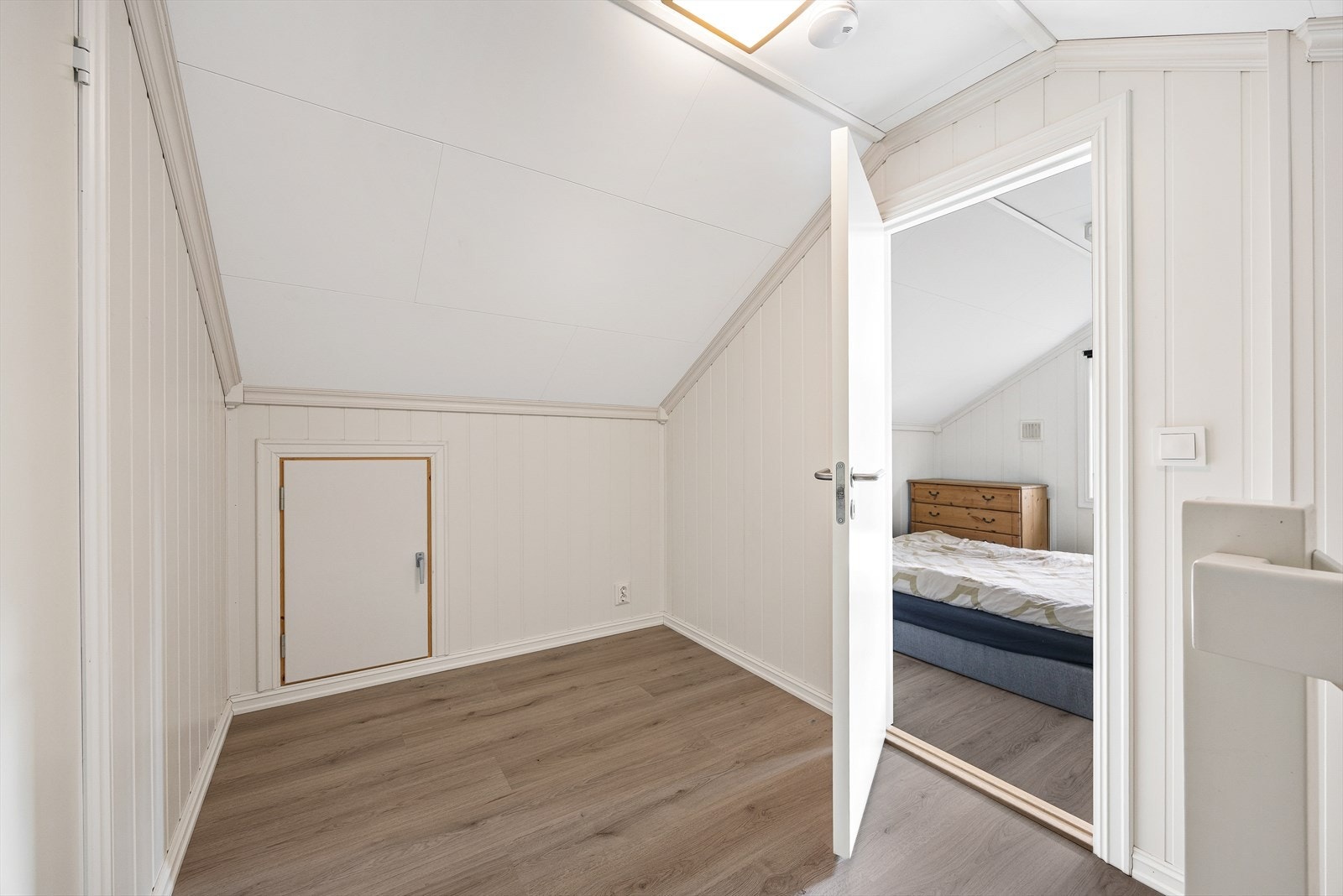 Loftsetasjen har skråhimling og gjennomgående laminatgulv. Galleribilde