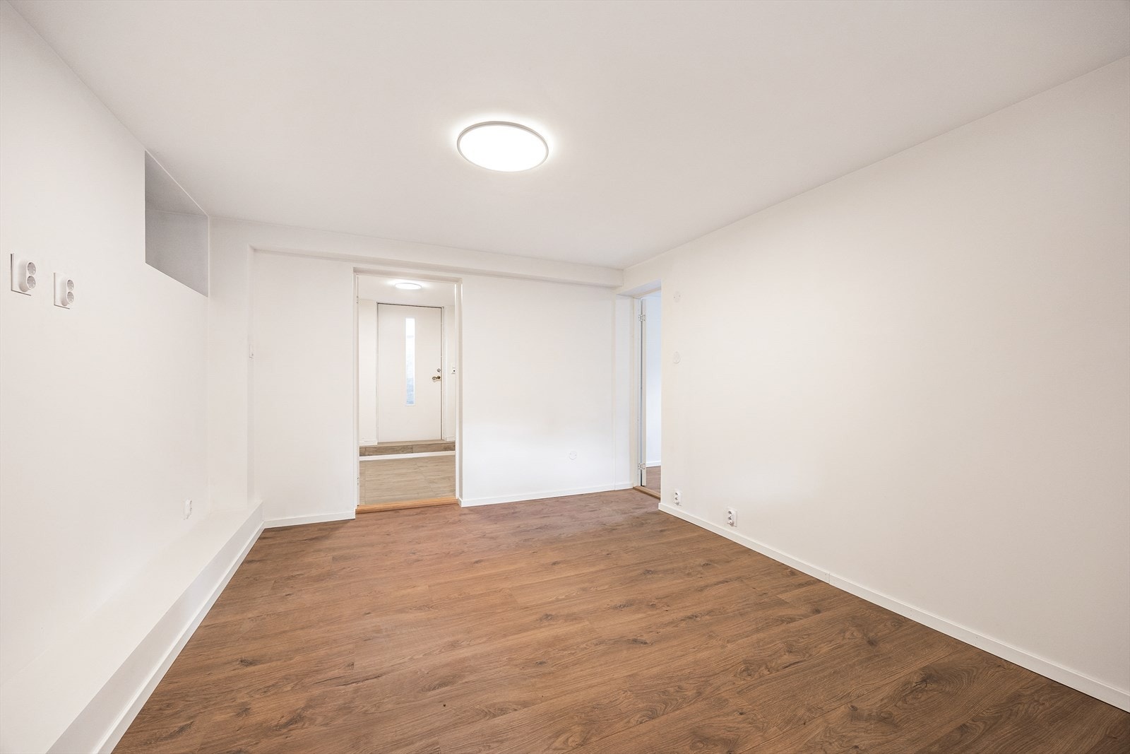 Entré med laminatgulv og adkomst til de øvrige rommene. Galleribilde