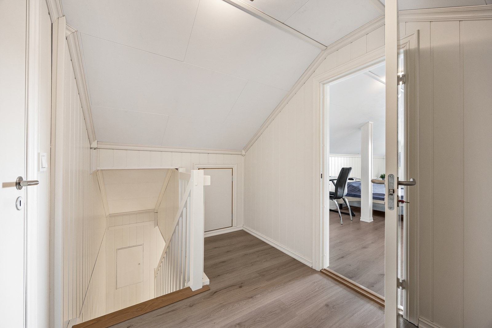 Gang i loftsetasje som forbinder rommene på loftet. Galleribilde