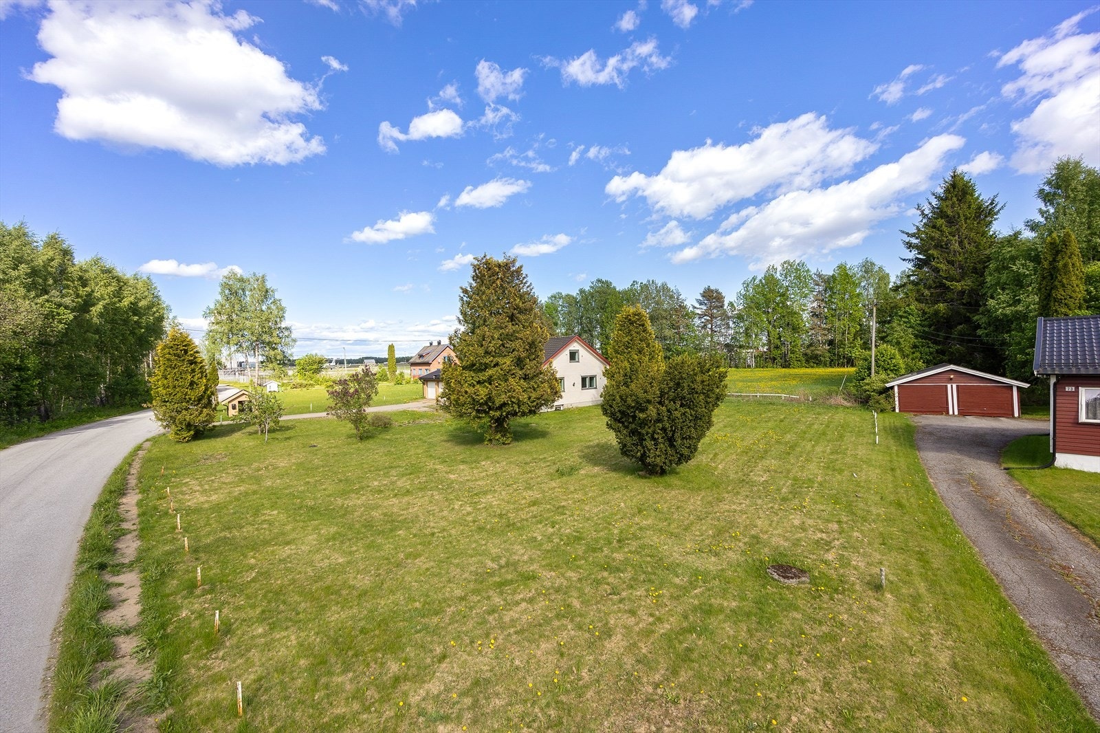 Stor tomt med mange muligheter for hage, lek og rekreasjon. Galleribilde