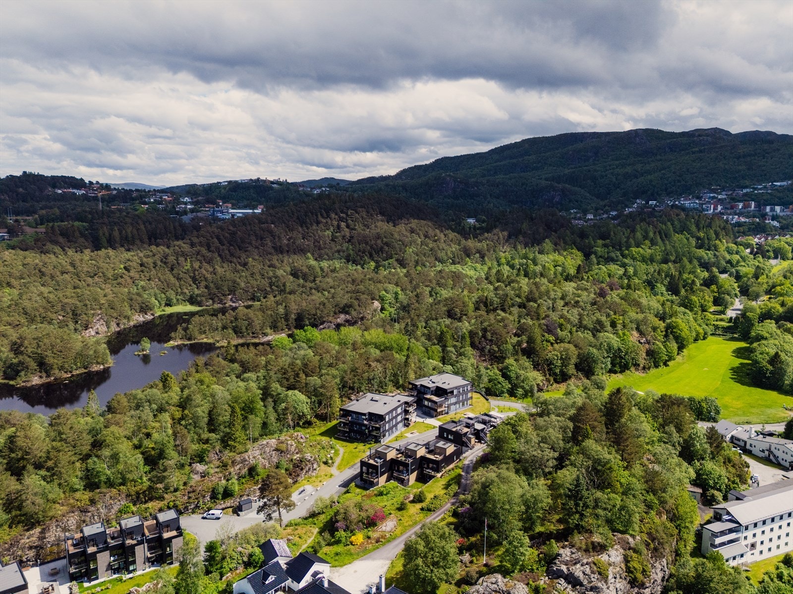 Det er ca. 2 min gange til nærmeste barnehage og ca. 15-20 min gangavstand til Kalvatræet barneskole. Galleribilde