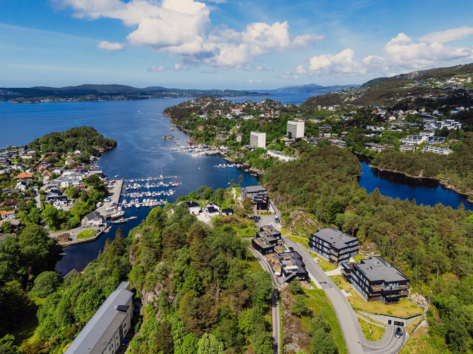 Eiendommen har en meget attraktiv beliggenhet i et svært barnevennlig og rolig boligområde. Galleribilde