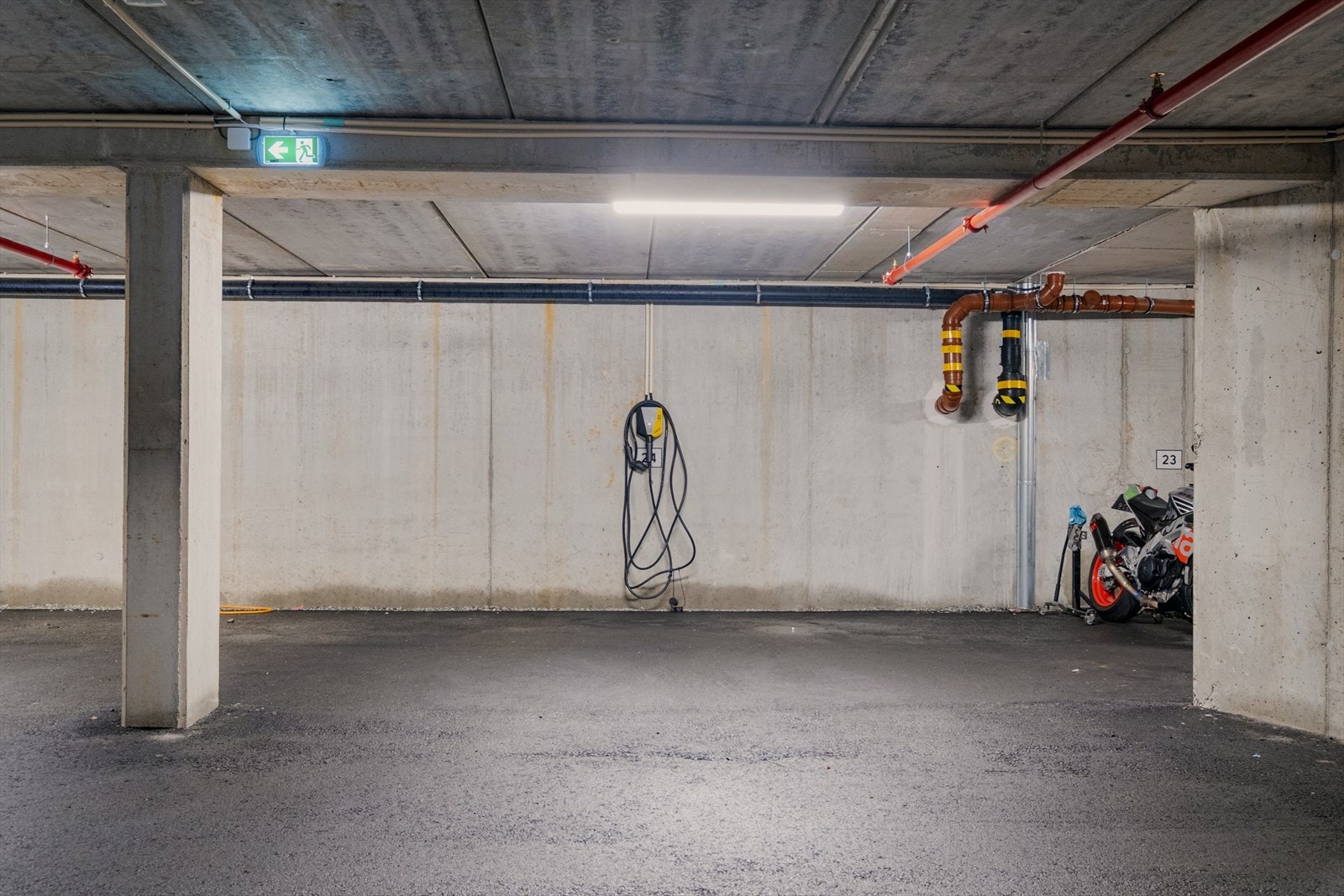 Det medfølger 2.stk garasjeplasser med elbil-lader i lukket garasjeanlegg. Den ene plassen er en HC-plass og er større enn vanlig. Galleribilde
