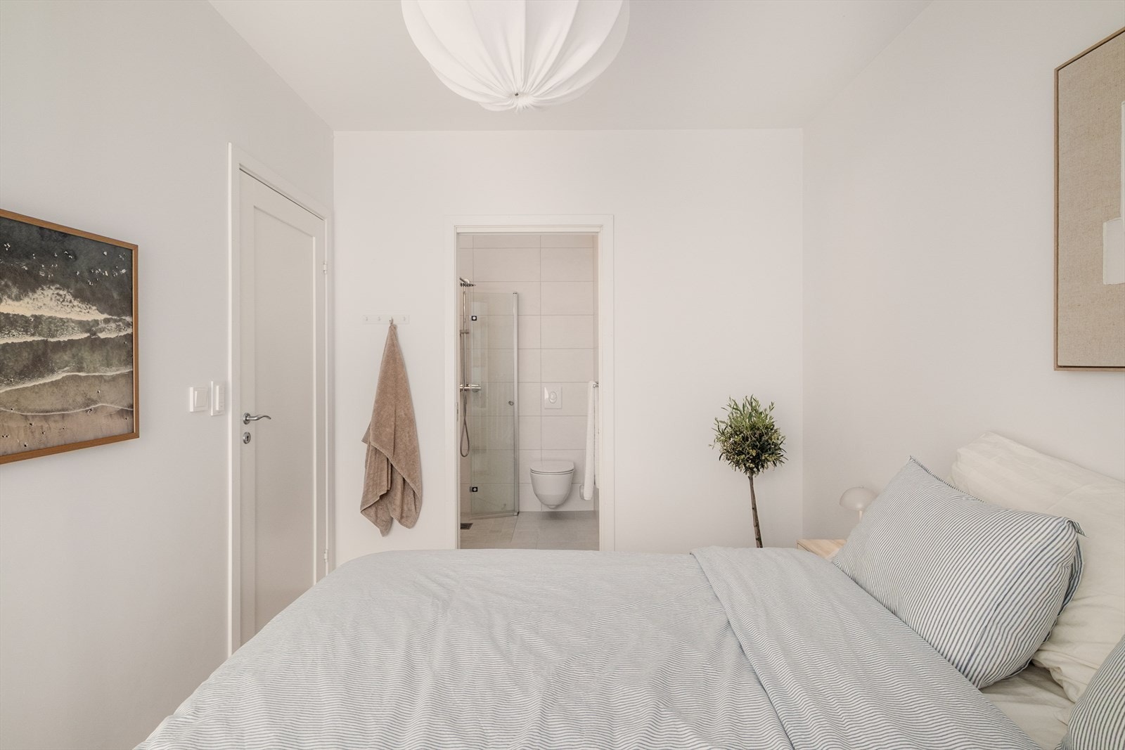 Her er det plass til både dobbeltseng, nattbord/garderobe. Praktisk med direkte tilkomst til bad. Galleribilde