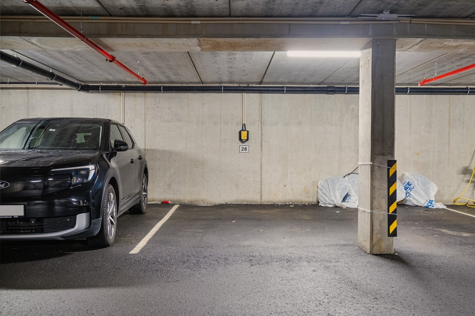 Garasjeplassene er merket nr. 24 og nr. 28 og har elbil-lader levert av Aneo til kr. 299,- i mnd per plass. Det er felles sykkelparkering i anlegget. Galleribilde