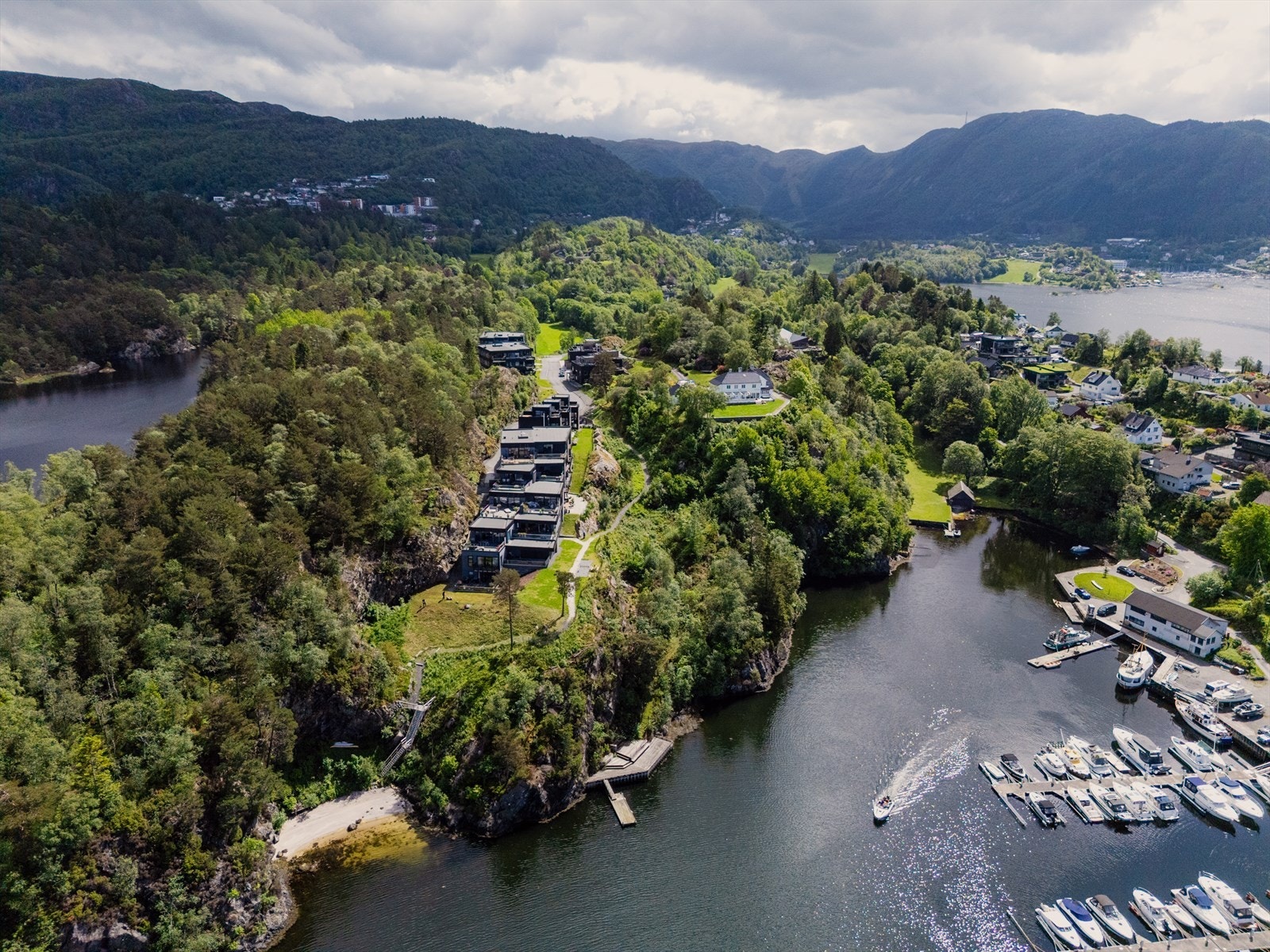 Eiendommen har en ettertraktet beliggenhet i maritime omgivelser. Området byr på rikelig med friluftsmuligheter, med badestrand, flotte turer i skogen og golfbane rett utenfor døren. Galleribilde