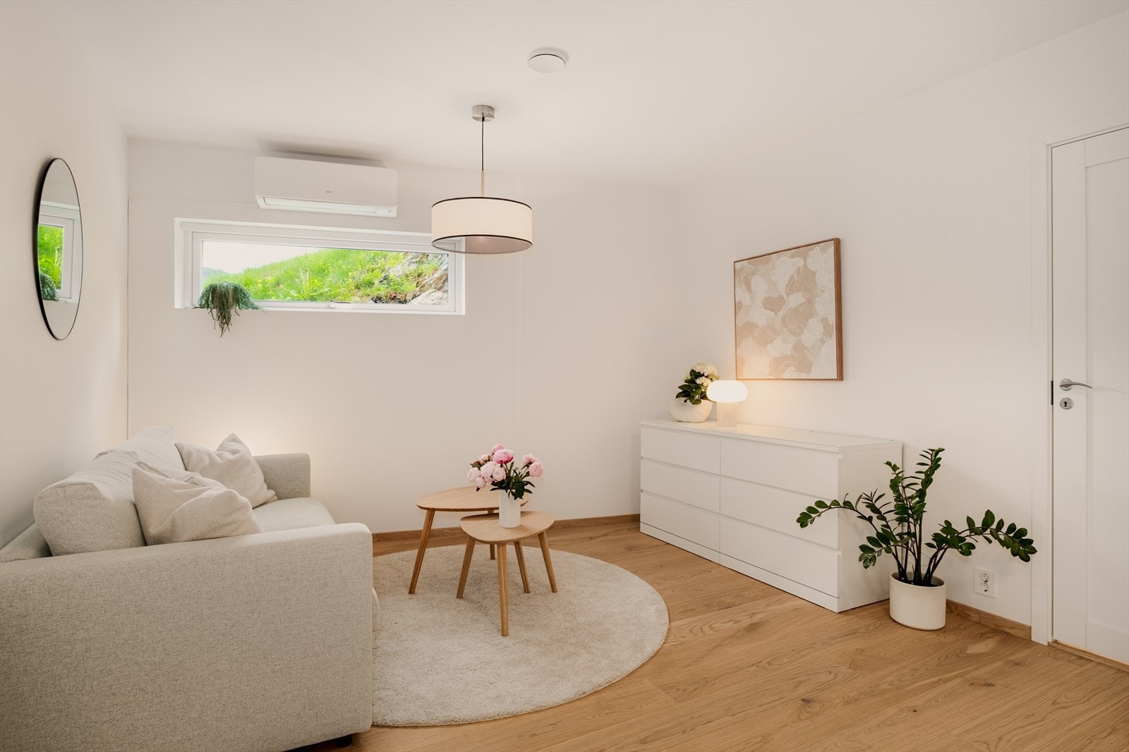 Fra entré/gang er det direkte tilkomst til boligens hall m/trapp. Rommet er romslig på ca. 21,9 kvm med plass til både sofa og annen møblering. Galleribilde