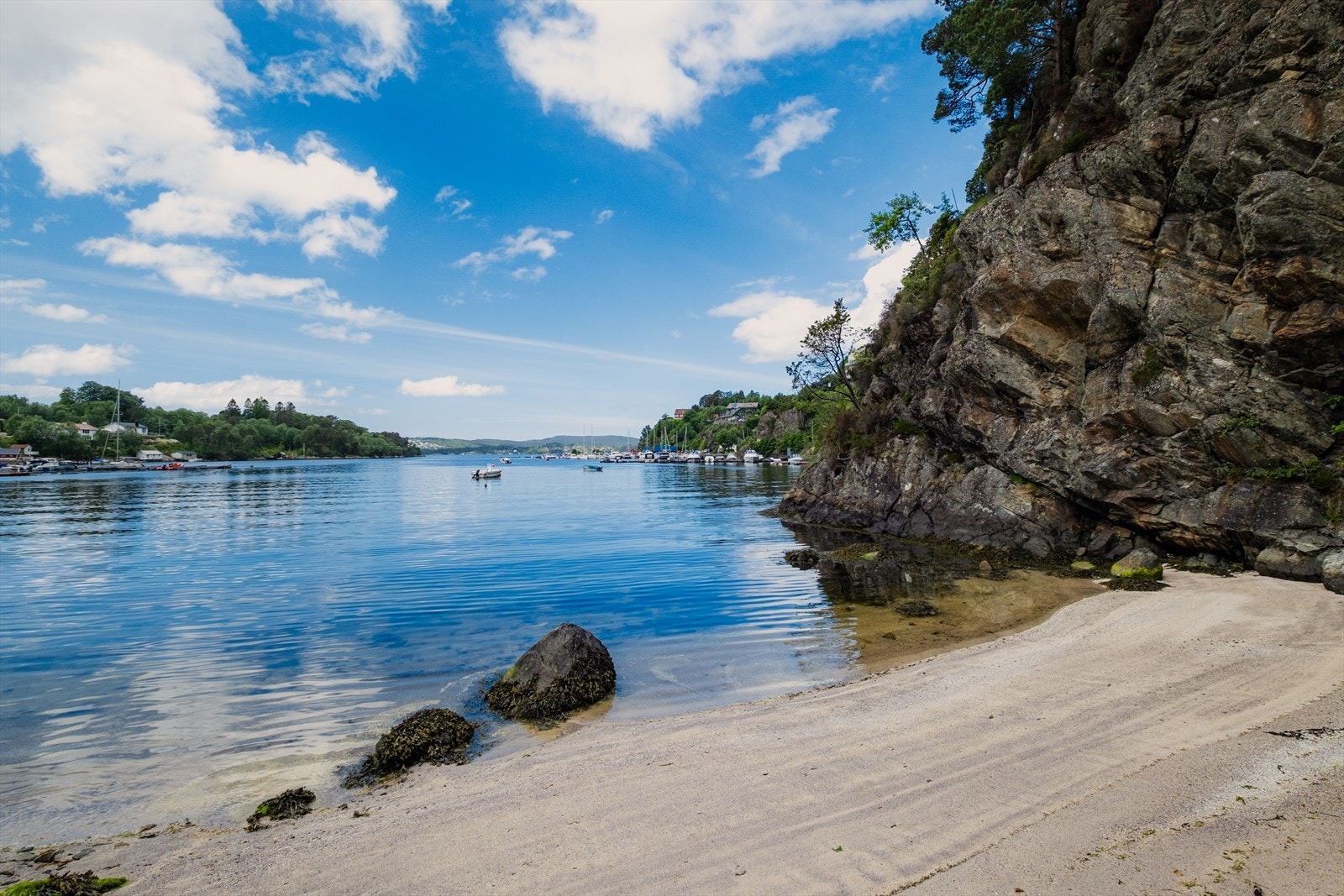 Sameiet har tilgang til sandstrand rett nedenfor. Galleribilde